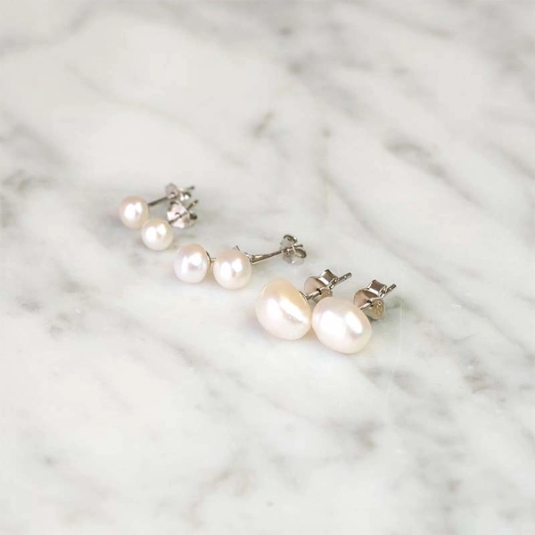 Fresh Water Pearl Earrings Small - Emma Israelsson - Suuri valikoima & ilmainen lahjapaketointi - Nordicspectra.fi