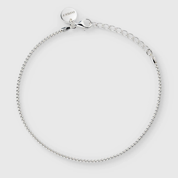 Sheer Doria & Celestia Layering Silver: två eleganta silverarmband med rena linjer och diskreta cubic zirconia-stenar.