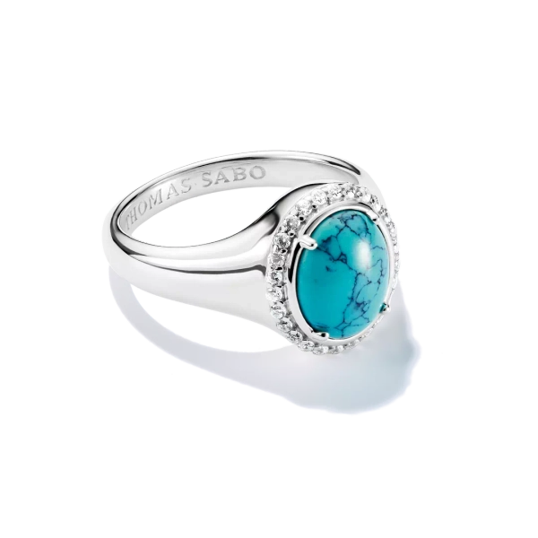 Rund Turkos Ring från Thomas Sabo i återvunnet silver med himmelsblå cabochon och gnistrande vita zirkoner.