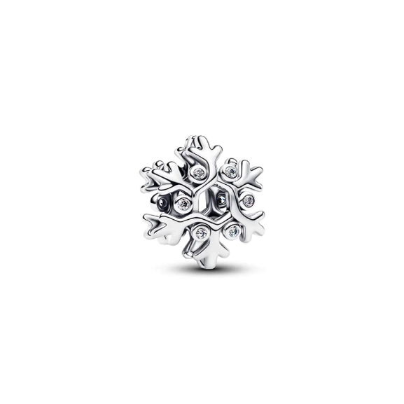 Der Pandora Schneeflocken-Charm aus glänzendem Sterlingsilber mit funkelnden Zirkonia fängt die herrliche Schönheit des Frosts ein und verleiht Ihrem Stil einen Hauch von saisonaler Brillanz.