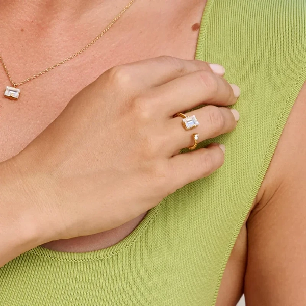 Guldpläterad Diora-ring från Caroline Svedbom med justerbar storlek och klar Swarovski-kristall i elegant design.