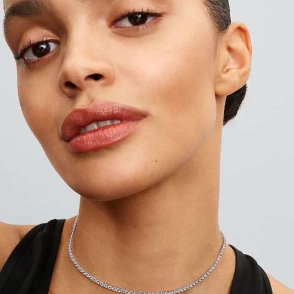 Glittrande tennishalsband från Pandora Timeless i sterlingsilver med cubic zirconia-stenar för en sofistikerad och stilfull look.