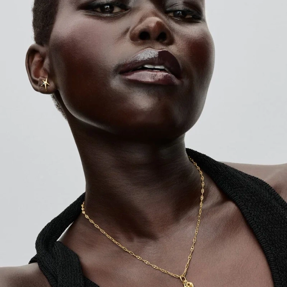 Ankarkedja Halsband Guld från Pandora Moments: Eleganta 14K guldpläterade länkar som ger en känsla av lyx och subtil elegans till din personliga stil.