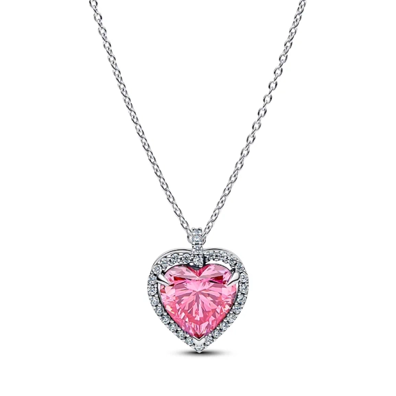 Rosa Sten Collierhalsband från Pandora. Ett hjärta av rosa kubisk zirkonia omringat av gnistrande stenar bildar en strålande cirkel som dansar längs kedjan och fångar ljuset i varje steg. Ett smycke som utstrålar elegans och romantik.