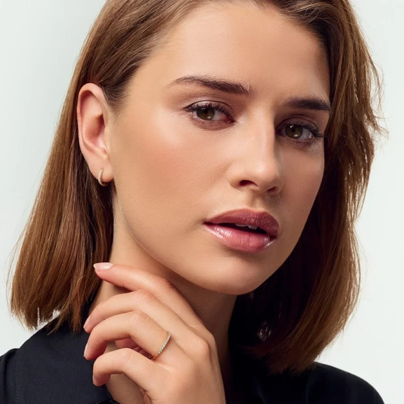 Alba Piccolo Earrings 14K Guld: Eleganta små creoler med syntetiska diamanter