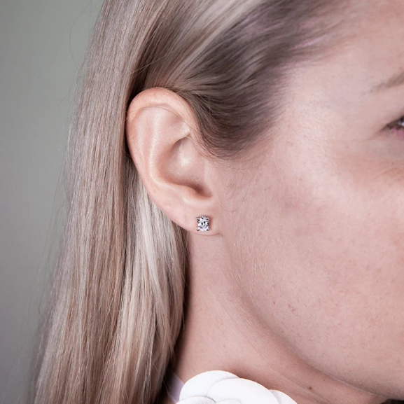 Aure 19 D Örhängen Vitguld - Schalins - Smycken för de speciella tillfällena - Nordic Spectra