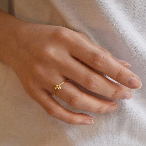 Le Knot Drop Ring Gold - Drakenberg Sjölin Ringar - Snabb frakt & paketinslagning - Nordic Spectra