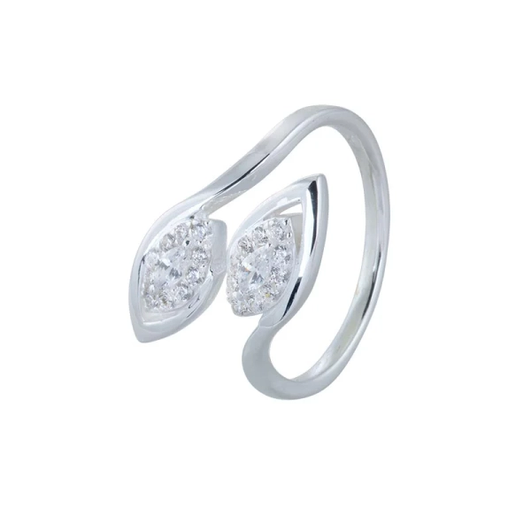 en elegant ring från Carolina Gynning som symboliserar naturens tidlösa skönhet.