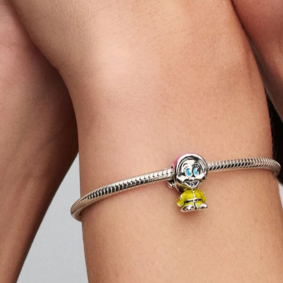 prydd av en emaljhatt och en rock.