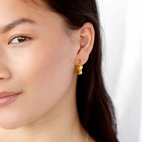 Bolded Wavy Earrings Gold - Syster P - Snabb leverans & Gratis paketinslagning - Nordic Spectra