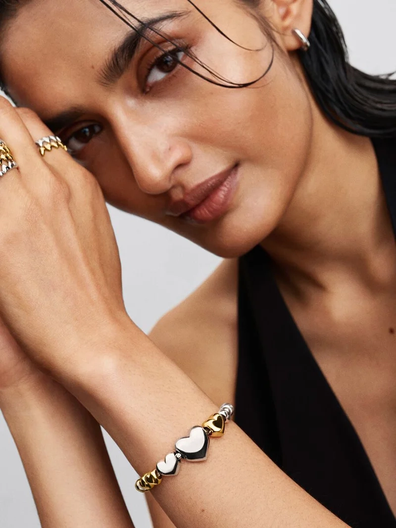 Berlockset Mini Hjärta & Mini Tass från Pandora Moments. Ett blankt hjärta och en strukturerad tass för glittrande effekt på ditt berlockarmband.