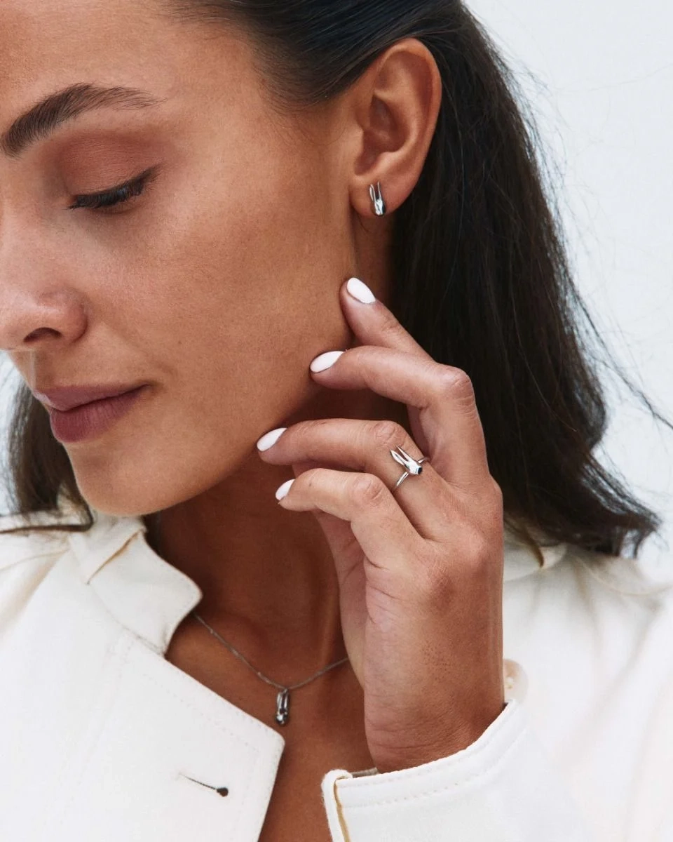 Små örhängen i polerat rostfritt stål formade som kaninhuvuden från Edblad