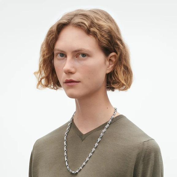 AW25_ECOM_ON-MODEL_REFLECT_NECKLACE_20001637