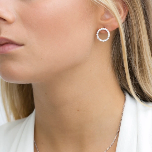 Biella Uno Medio Örhängen i silver med gnistrande Cubic Zirconia-stenar från Sif Jakobs Biella-kollektion.