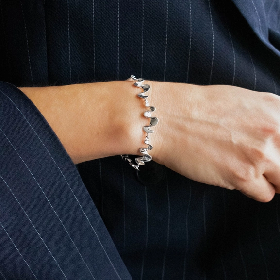 Water Flow Small Full Bracelet i polerat silver med mjuka former från Drakenberg Sjölin