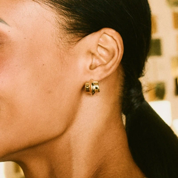 små 14K guldpläterade örhängen med mjuka former