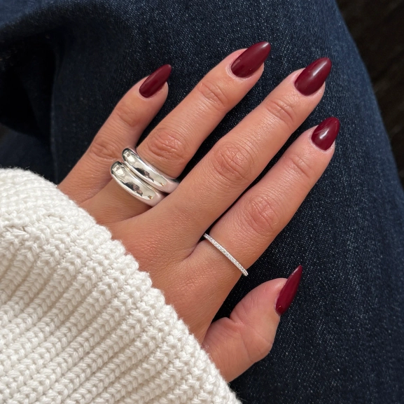 ein dünner Silberring mit funkelnden Zirkonen