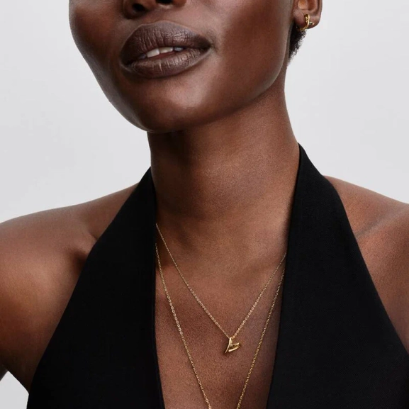 Elegant halsband med stilrent hjärta pläterat i 14 karat guld från Pandora Essence-kollektionen. Symbol för kärlek och elegans.