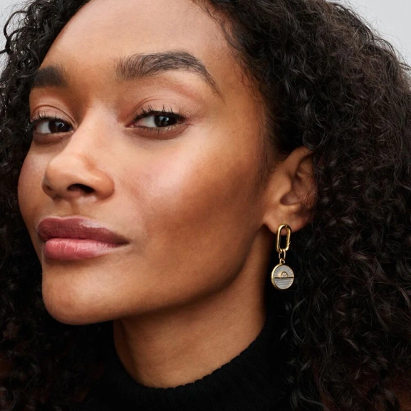 Medaljongberlock i guld med konstgjord pärlemor och zirkonia stenar från Pandora ME. Skimrande symbol för elegans och glamour.