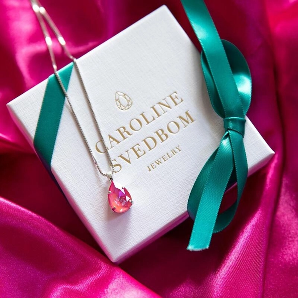 Mini Drop Necklace Rhodium Lotus Pink Delite - Caroline Svedbom - Snabb frakt & paketinslagning - Nordicspectra.se