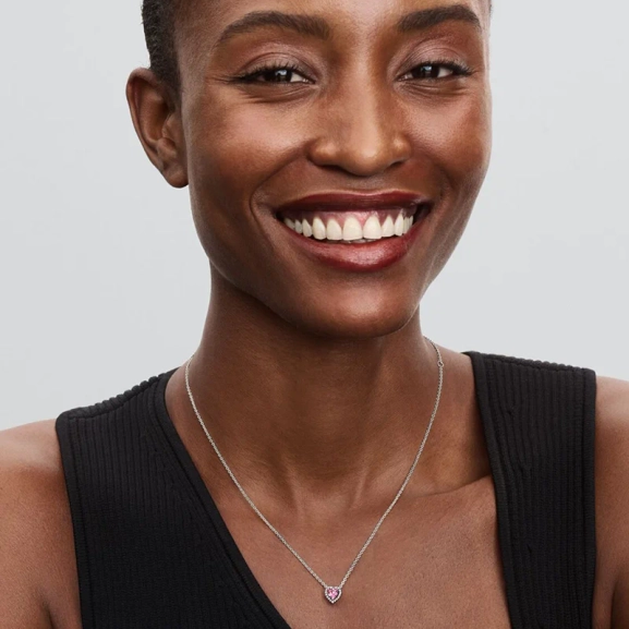 Rosa hjärta halsband med gnistrande stenar i sterlingsilver från Pandora Timeless kollektionen.
