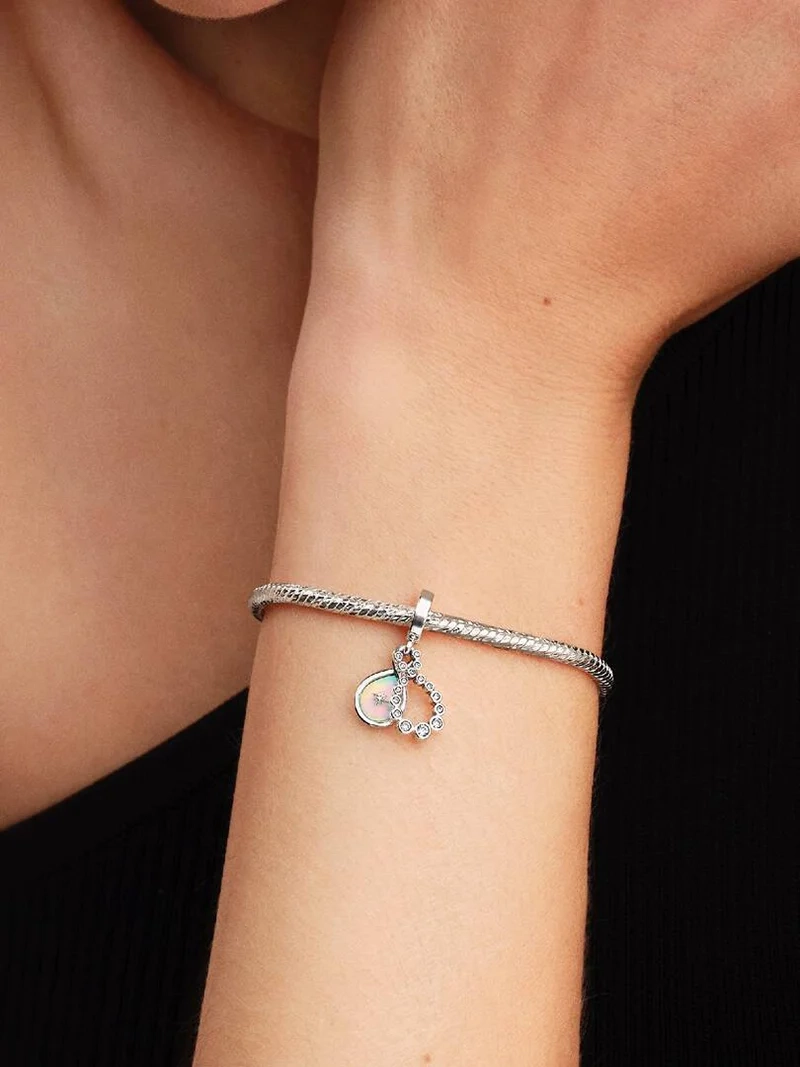 Pandora Moments Opalskimrande Evighetssymbol Berlock med Cubic Zirconia och LOVE TIMES INFINITY gravyr.