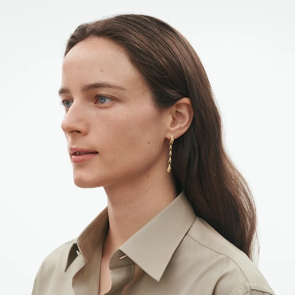 SS25_ECOM_ON-MODEL_REFLECT LINK_EARRING_200016401