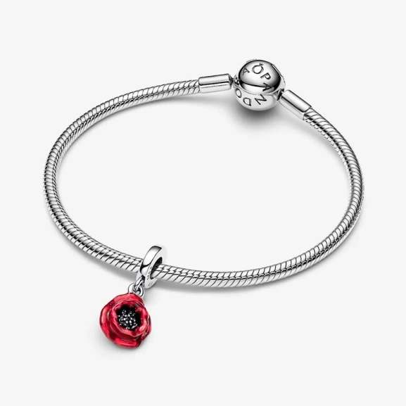 Röd blomma hängberlock i sterlingsilver från Pandora med kronbladseffekt i rött emalj och svarta kristaller. Symbol för din resa och utveckling.
