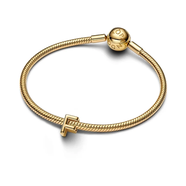 Guld bokstavsberlock från Pandora med elegant design för att skapa din personliga stil.