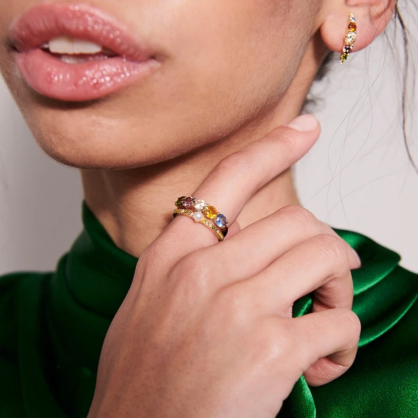 eleganter Ring aus 18 Karat vergoldetem Silber mit funkelnden Zirkonia-Steinen.