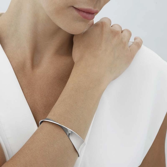 Möbius Bangle - Georg Jensen - Suuri valikoima & ilmainen lahjapaketointi - Nordicspectra.fi
