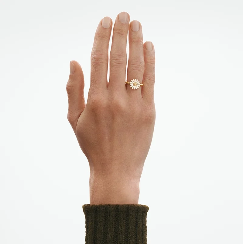 AW25_ECOM_ON-MODEL_DAISY_PLAIN_SHANK_2025_RING_20001721