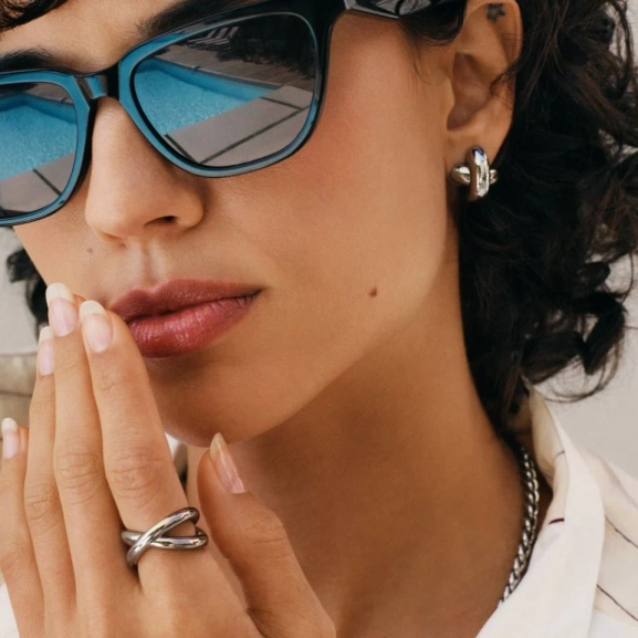 blanka studsörhängen i polerat rostfritt stål med generösa backparts