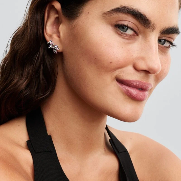 tillverkade i sterlingsilver med emaljdetaljer. Fångar Stitch och Angel i lekfulla positioner