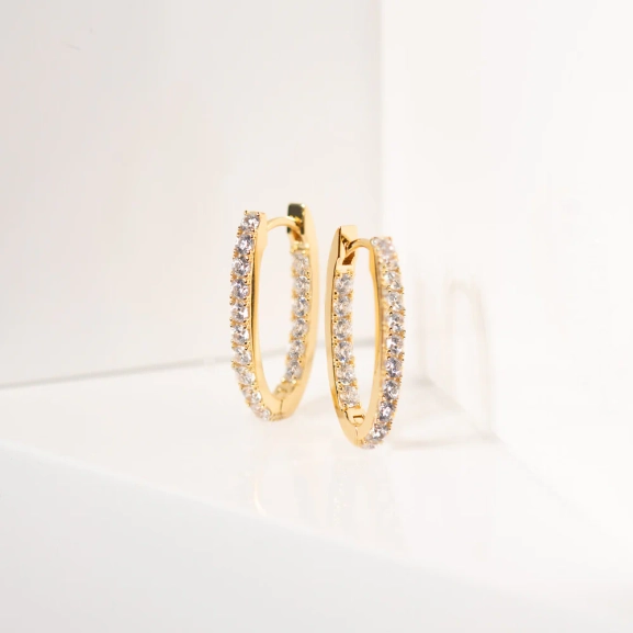 elegant und schlank mit funkelnden Zirkonia