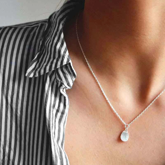 Leaf Drop Necklace - Drakenberg Sjölin Halsband - Snabb frakt & paketinslagning - Nordicspectra.se