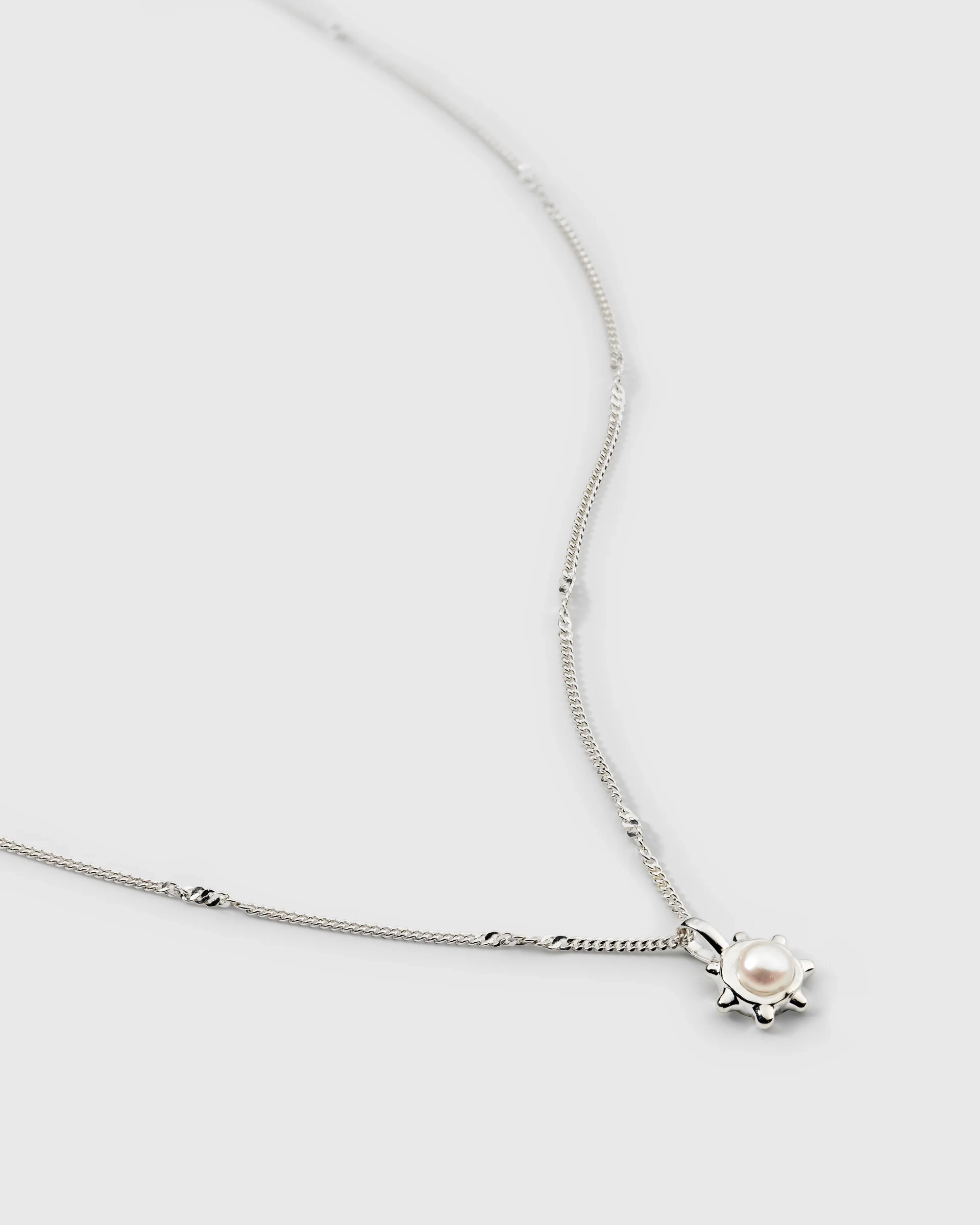 blütenförmigem Anhänger und Süßwasserperle.