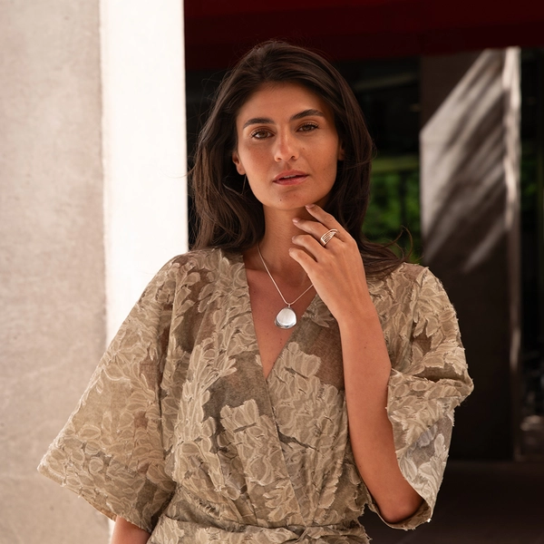 Stella_Rose-petal-pendant_bridges-ring