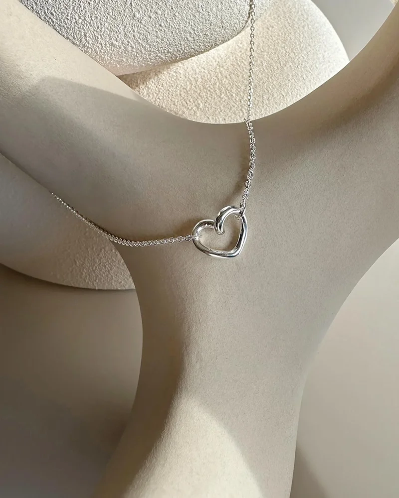 Love Vibe Necklace i polerat återvunnet silver med ett rörligt hjärta