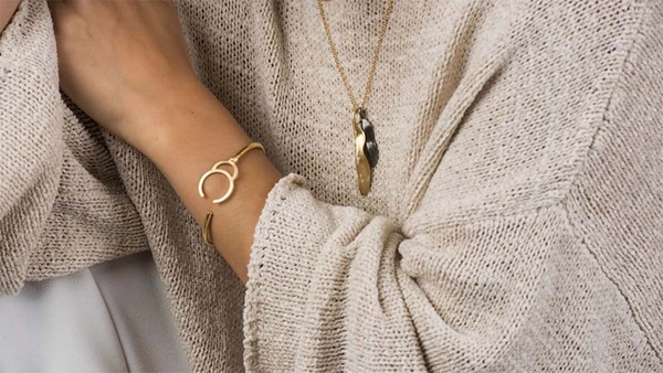 Feather Long Necklace Gold -CU Jewellery - Snabb frakt & paketinslagning - Nordicspectra.se