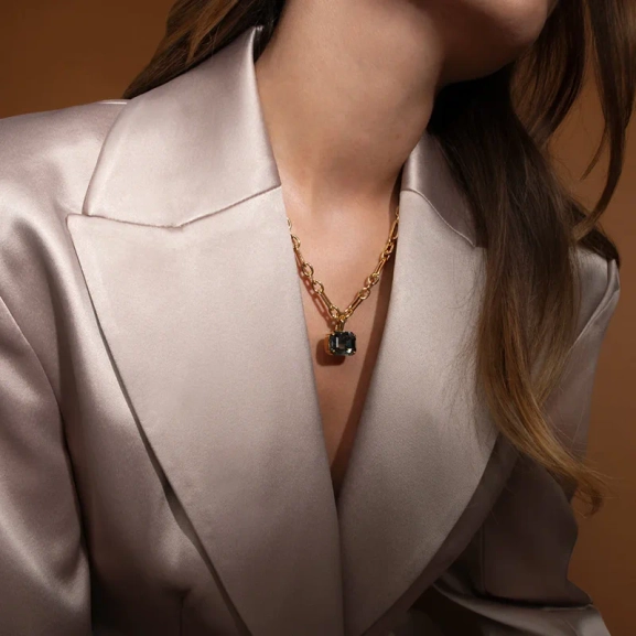 prytt med en gnistrande svart Swarovski-kristall