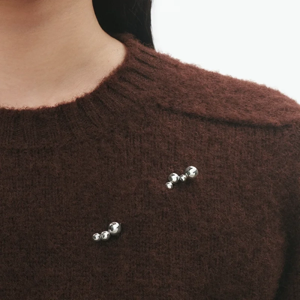 SS25_ECOM_ON-MODEL_MOONLIGHT GRAPES_BROOCH_20001645_Close-ups