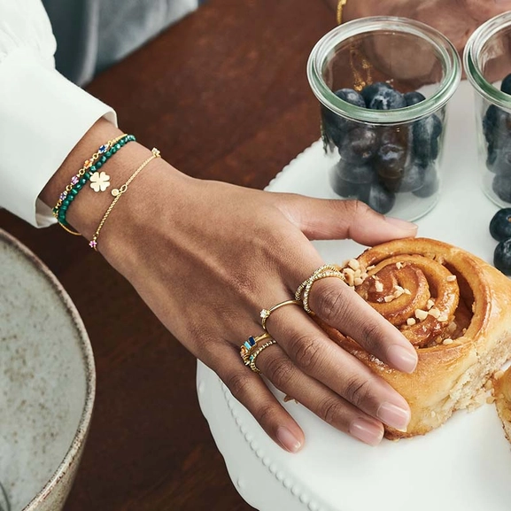 Armband Baguetteslipade Färgade Stenar Guld - Thomas Sabo berlock - Snabb frakt & paketinslagning - Nordicspectra.se