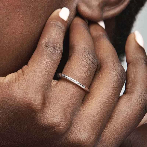 Enkel Glittrande Ring - PANDORA - Snabb frakt & paketinslagning - Nordicspectra.se