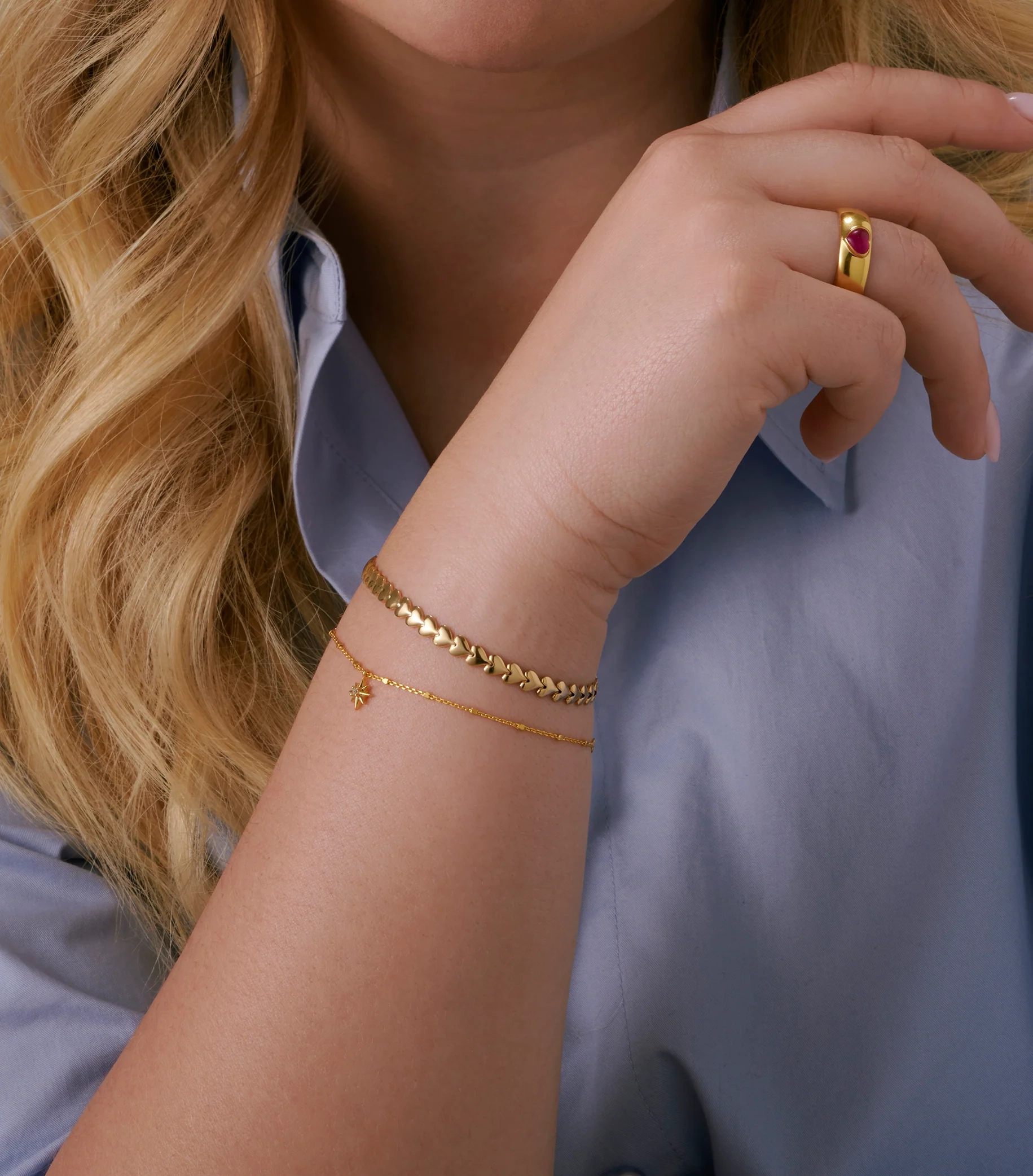 armband i 18K guldpläterad mässing med små hjärtan i ett sammanhängande mönster