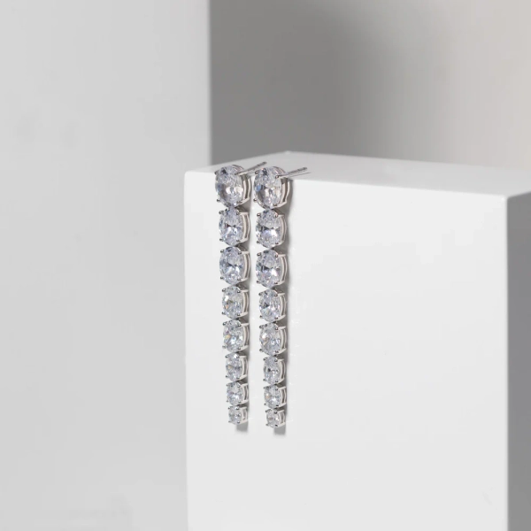 Ellisse Lungo Otto Örhängen i silver med gnistrande Cubic Zirconia-stenar från Sif Jakobs Ellisse-kollektion.
