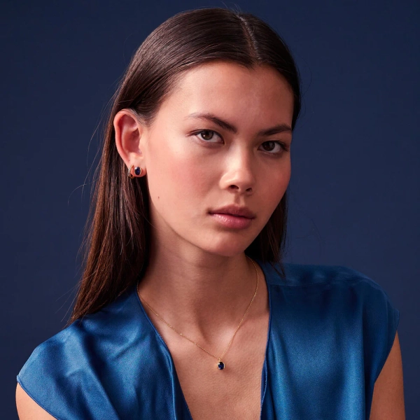 elegante kleine Ohrringe aus 18 Karat vergoldetem Silber mit funkelnden blauen Zirkonia.