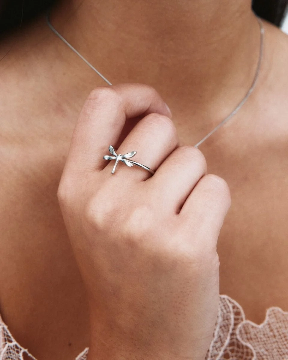 Silverfärgad tunn ring i polerat stål med en elegant trollslända på ringskenan