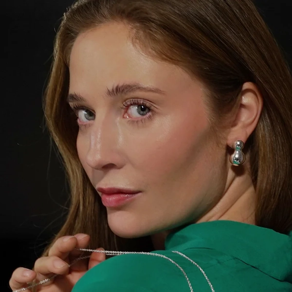 ett silversmycke med mjuk form som symboliserar värme och omsorg. Perfekt som en kärleksfull gåva.