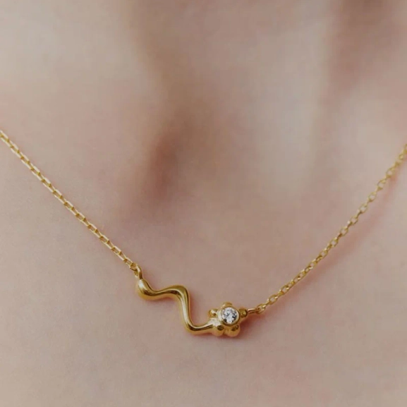 Poppy Necklace Gold - Maria Black - Snabb frakt & paketinslagning - Nordic Spectra